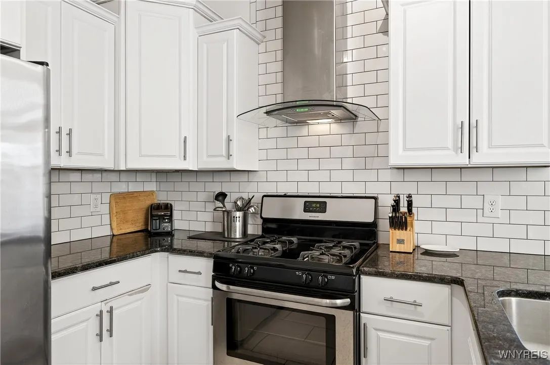 52 Saint Johns Place, Buffalo, New York 14201, Buffalo, New York 14201, 4 Bedrooms Bedrooms, 10 Rooms Rooms,2 BathroomsBathrooms,Residential,For Sale,52 Saint Johns Place, Buffalo, New York 14201,0,B1649192