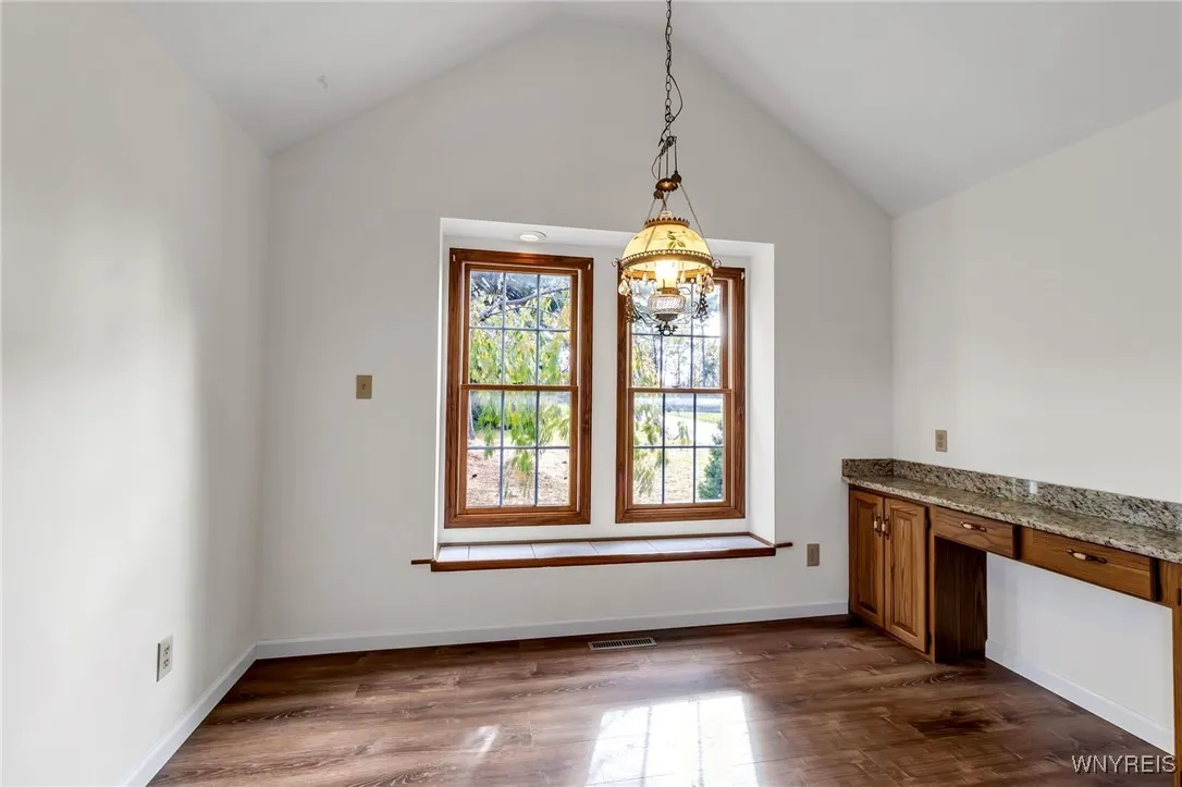 Kitchen - eat-in area