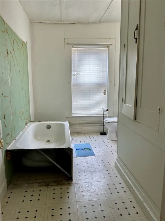 Full bathroom...needs some dressing up but overall a nice size