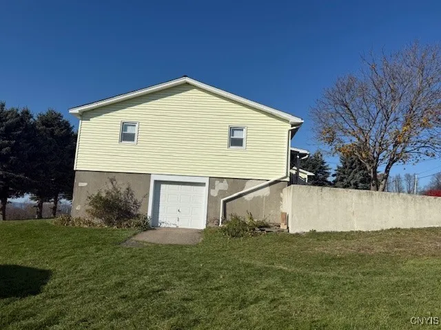 garage area for trailer/snowmobile