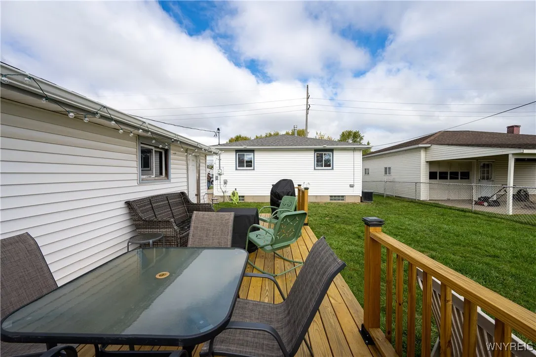 DECK ON SIDE OF GARAGE