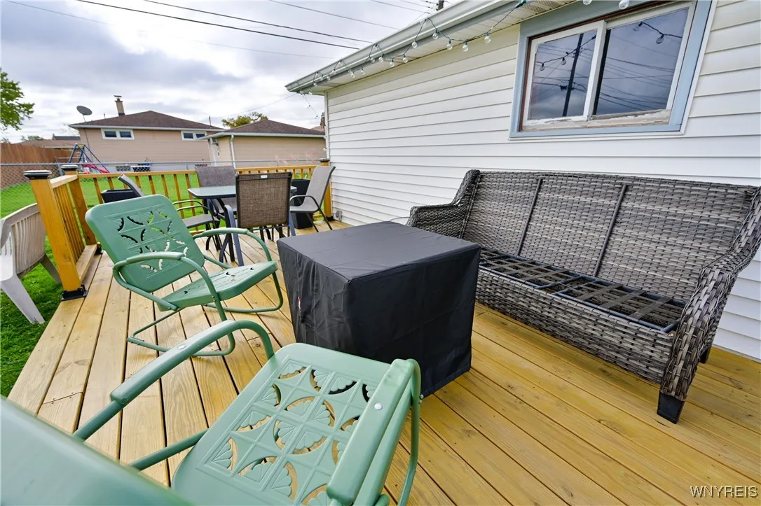 DECK ON SIDE OF GARAGE