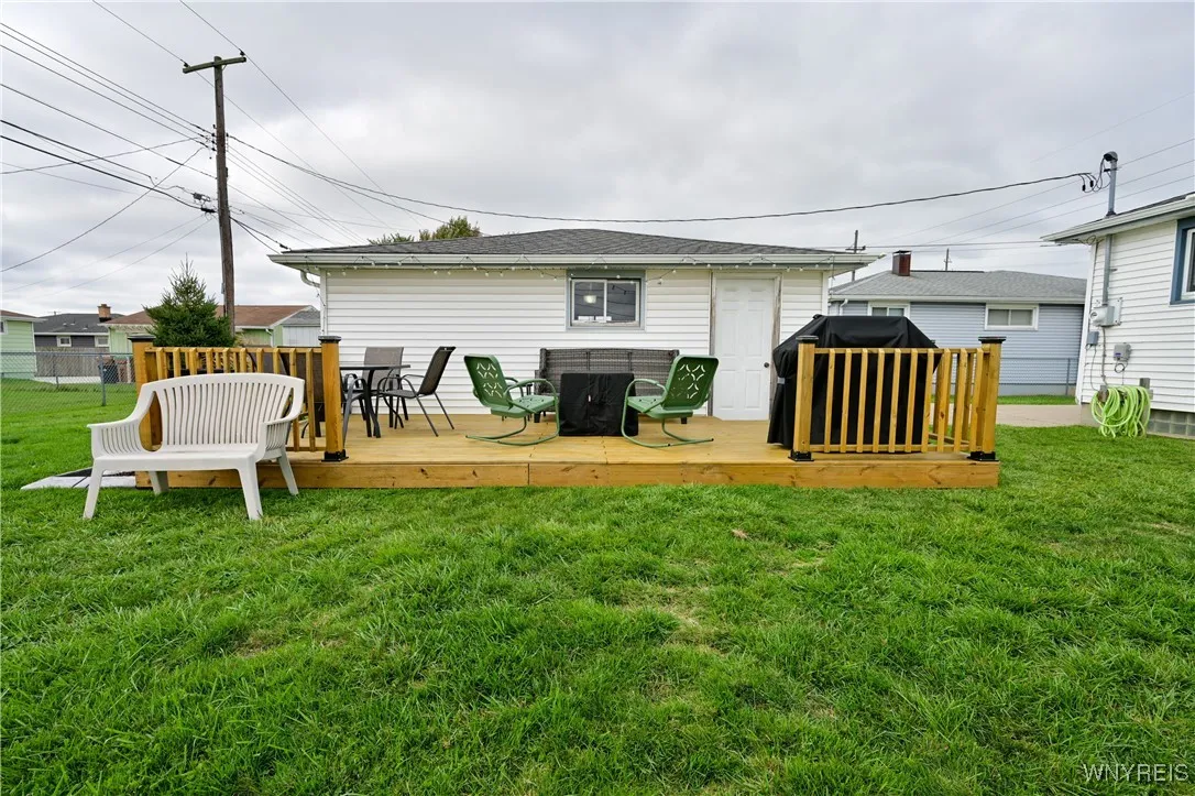 DECK ON SIDE OF GARAGE