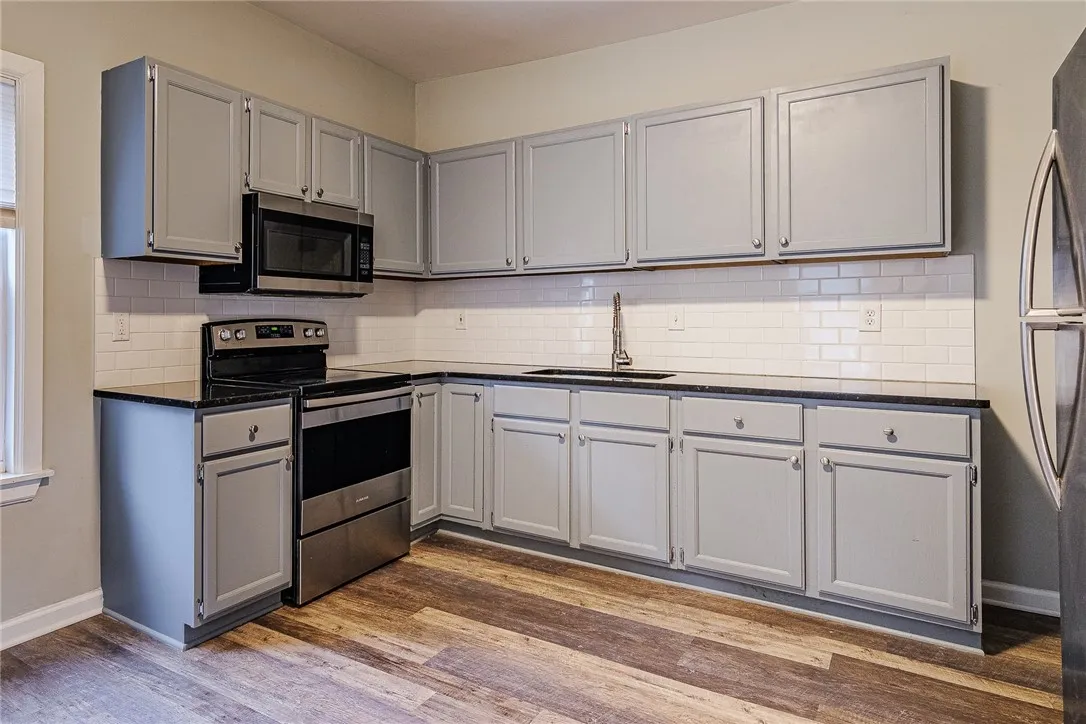 49 Woodlawn Street, Rochester, New York 14607, Rochester, New York 14607, 7 Bedrooms Bedrooms, ,2 BathroomsBathrooms,Residential,For Sale,49 Woodlawn Street, Rochester, New York 14607,0,R1648969