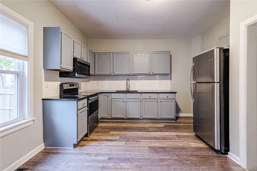 49 Woodlawn Street, Rochester, New York 14607, Rochester, New York 14607, 7 Bedrooms Bedrooms, ,2 BathroomsBathrooms,Residential,For Sale,49 Woodlawn Street, Rochester, New York 14607,0,R1648969