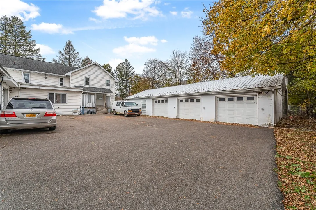 3 Car Garage with 939 Sycamore Building