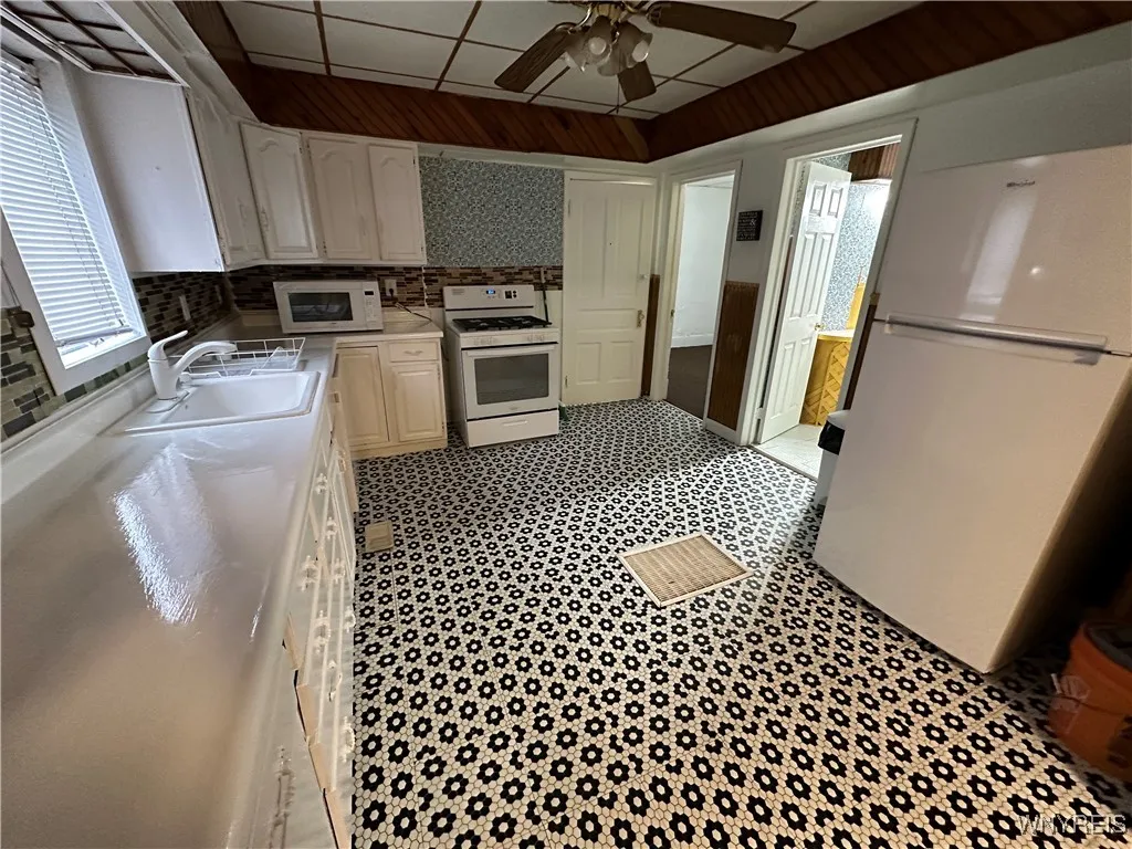 20 Deer Street, Buffalo, New York 14207, Buffalo, New York 14207, 5 Bedrooms Bedrooms, 10 Rooms Rooms,1 BathroomBathrooms,Residential,For Sale,20 Deer Street, Buffalo, New York 14207,0,B1649512