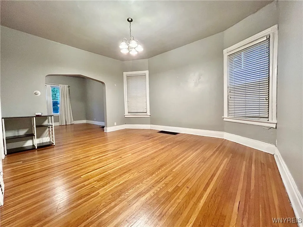 123 Highland Avenue Lower, Buffalo, New York 14222, Buffalo, New York 14222, 2 Bedrooms Bedrooms, 5 Rooms Rooms,1 BathroomBathrooms,Residential Lease,For Rent,123 Highland Avenue Lower, Buffalo, New York 14222,0,B1649380