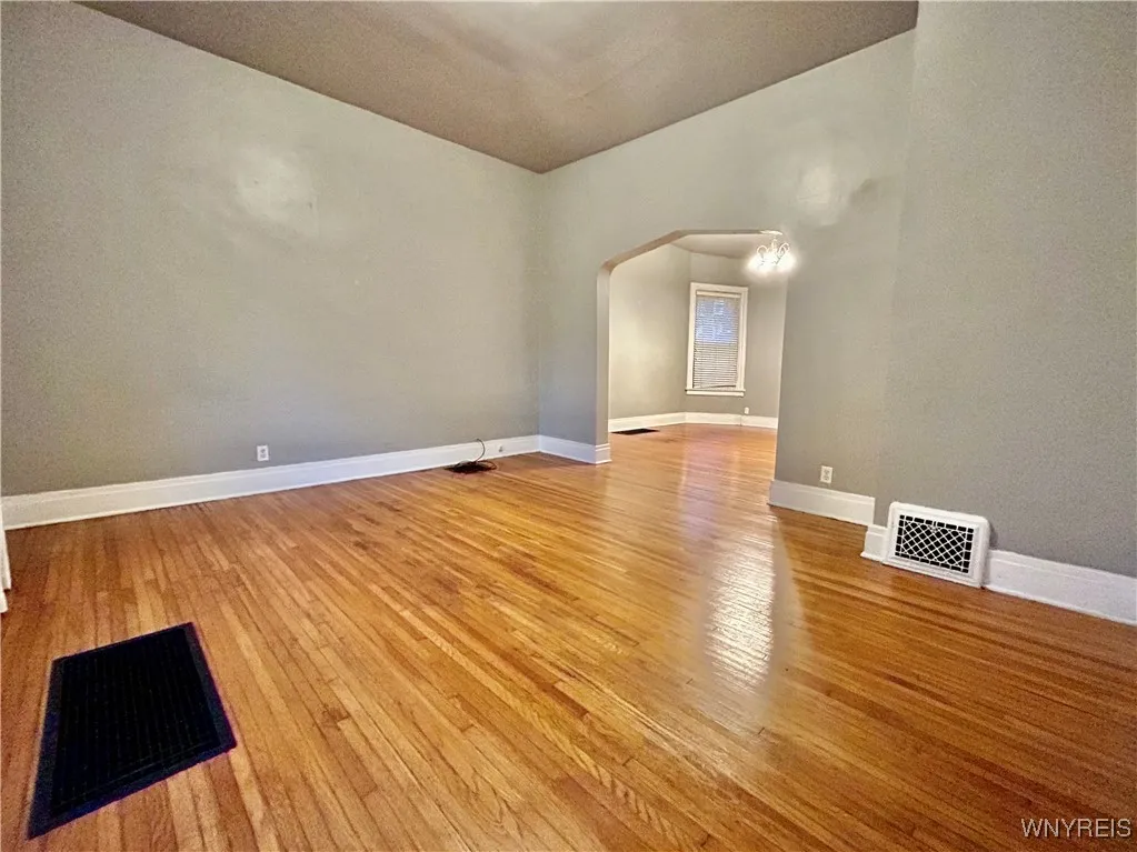 123 Highland Avenue Lower, Buffalo, New York 14222, Buffalo, New York 14222, 2 Bedrooms Bedrooms, 5 Rooms Rooms,1 BathroomBathrooms,Residential Lease,For Rent,123 Highland Avenue Lower, Buffalo, New York 14222,0,B1649380