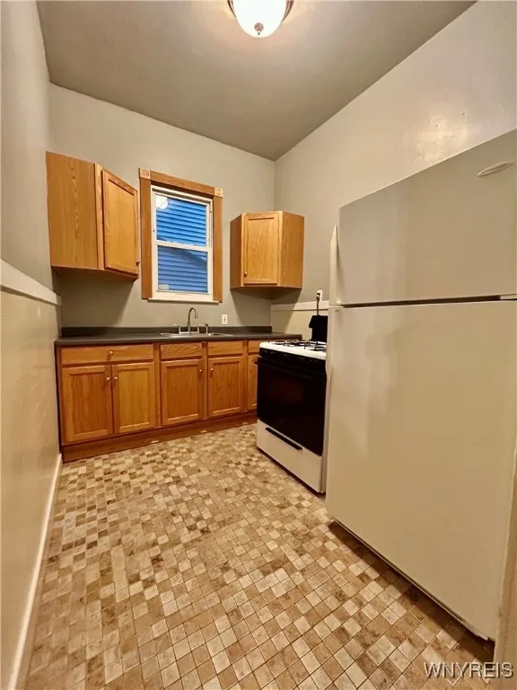 123 Highland Avenue Lower, Buffalo, New York 14222, Buffalo, New York 14222, 2 Bedrooms Bedrooms, 5 Rooms Rooms,1 BathroomBathrooms,Residential Lease,For Rent,123 Highland Avenue Lower, Buffalo, New York 14222,0,B1649380