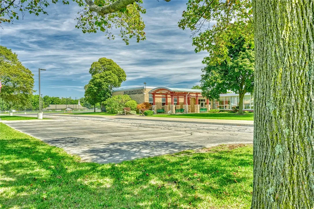 Walking distance to primary school!!