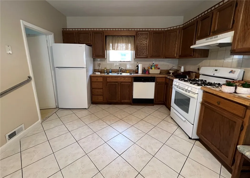 912 Magee Street, Elmira City, New York 14901, Elmira City, New York 14901, 4 Bedrooms Bedrooms, ,2 BathroomsBathrooms,Residential,For Sale,912 Magee Street, Elmira City, New York 14901,0,R1646787