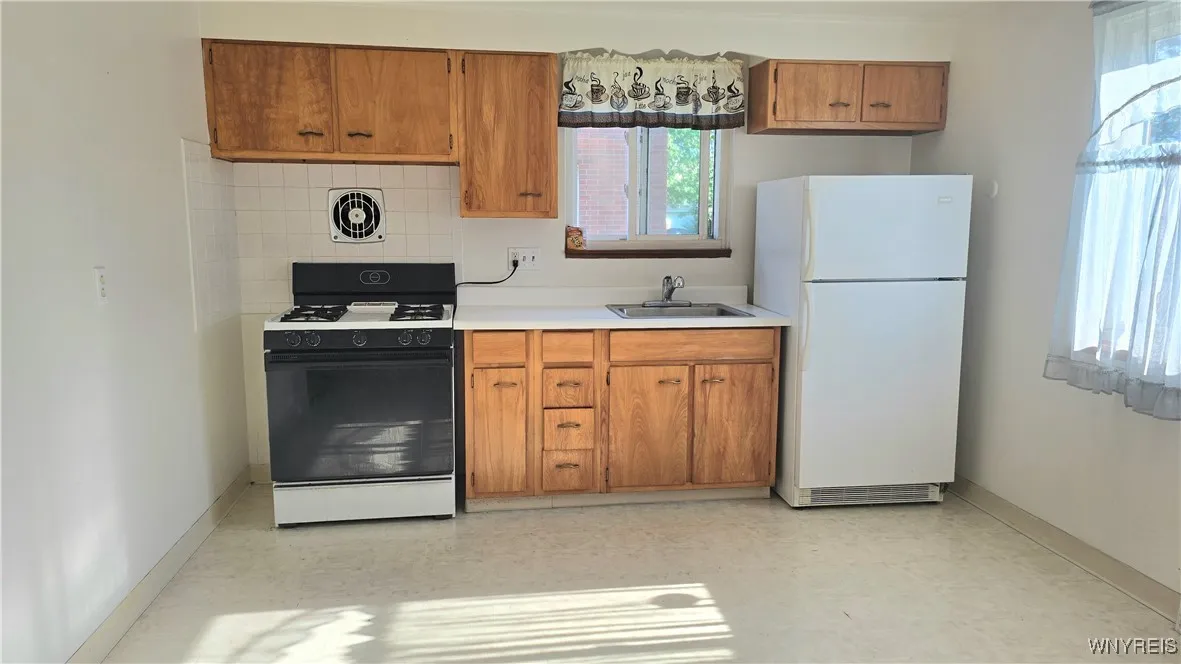 26 Alcona Avenue, Amherst, New York 14226, Amherst, New York 14226, 2 Bedrooms Bedrooms, 4 Rooms Rooms,1 BathroomBathrooms,Residential Lease,For Rent,26 Alcona Avenue, Amherst, New York 14226,0,B1648879