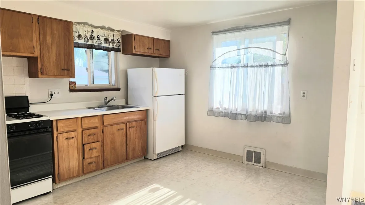 26 Alcona Avenue, Amherst, New York 14226, Amherst, New York 14226, 2 Bedrooms Bedrooms, 4 Rooms Rooms,1 BathroomBathrooms,Residential Lease,For Rent,26 Alcona Avenue, Amherst, New York 14226,0,B1648879