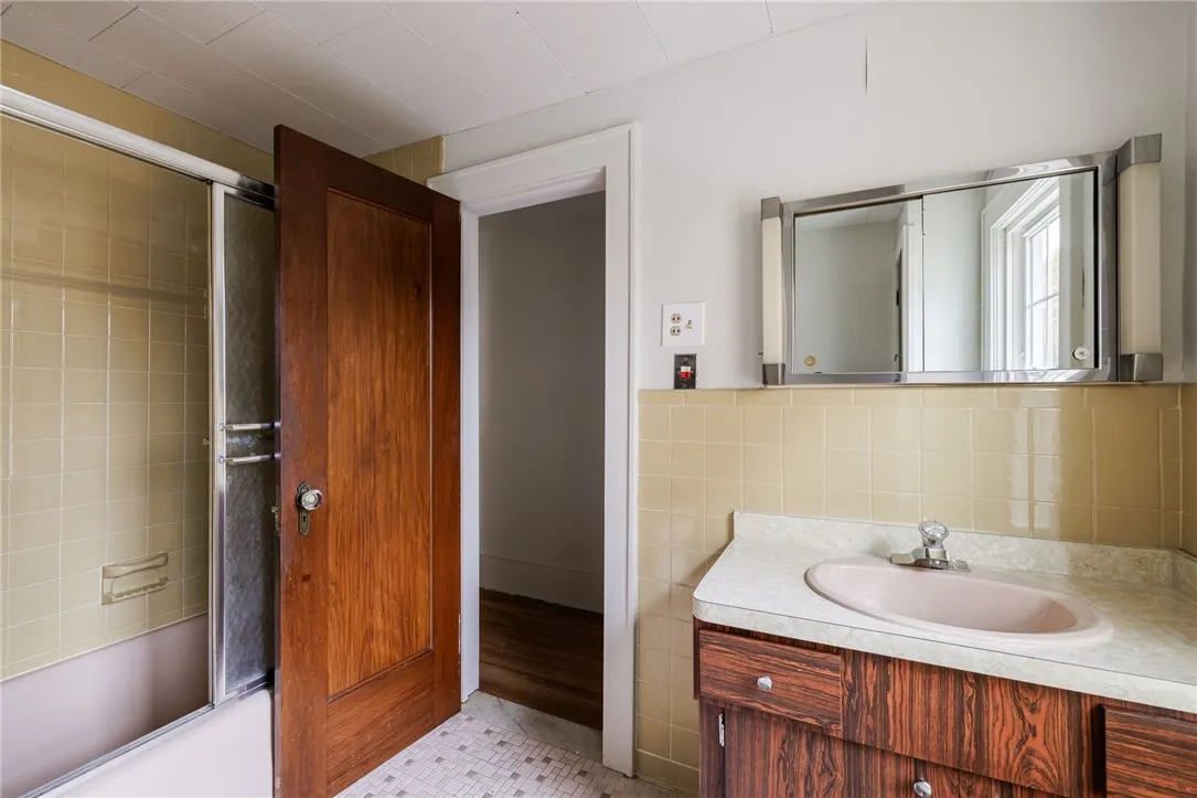 859 Thurston Road, Rochester, New York 14619, Rochester, New York 14619, 3 Bedrooms Bedrooms, 6 Rooms Rooms,1 BathroomBathrooms,Residential,For Sale,859 Thurston Road, Rochester, New York 14619,0,R1649436