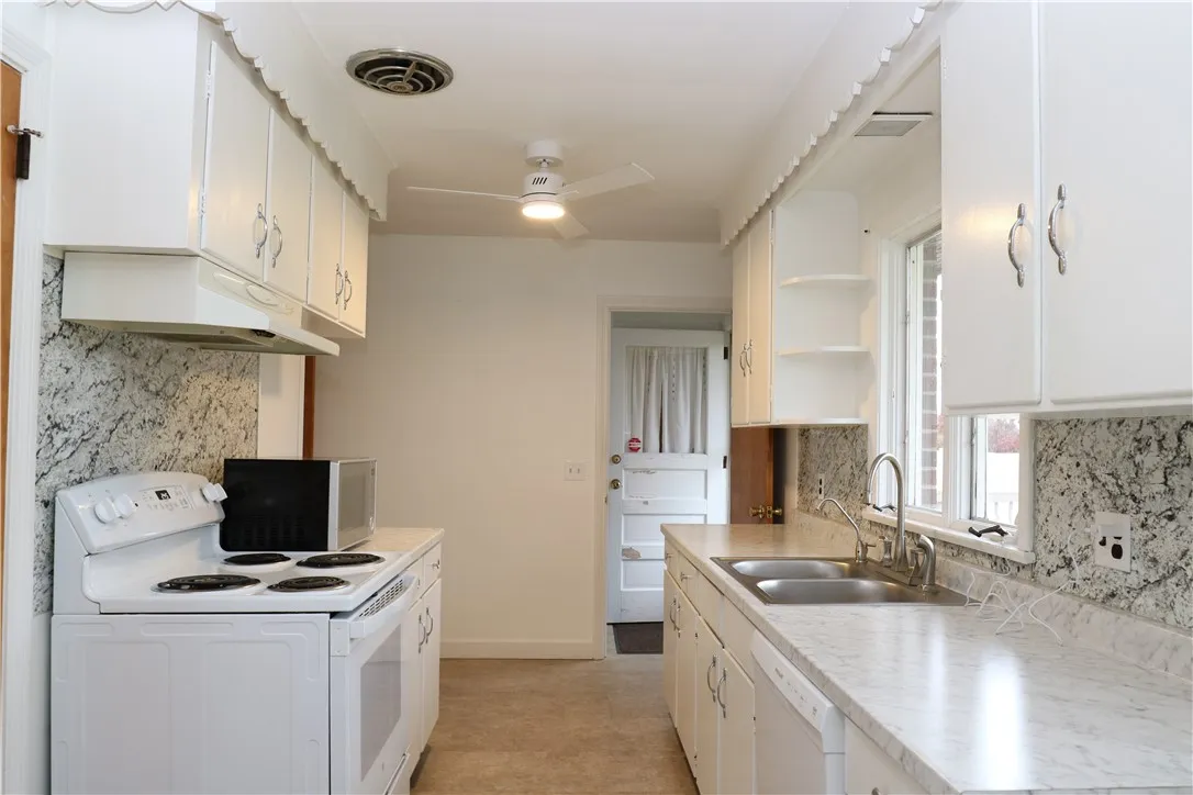 2628 Ridgeway Avenue, Greece, New York 14626, Greece, New York 14626, 3 Bedrooms Bedrooms, 6 Rooms Rooms,1 BathroomBathrooms,Residential,For Sale,2628 Ridgeway Avenue, Greece, New York 14626,0,R1649690
