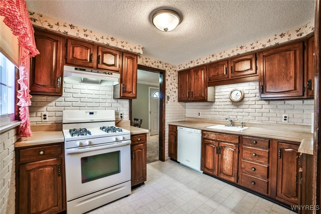 210 Pickford Avenue, Tonawanda, New York 14223, Tonawanda, New York 14223, 3 Bedrooms Bedrooms, 10 Rooms Rooms,2 BathroomsBathrooms,Residential,For Sale,210 Pickford Avenue, Tonawanda, New York 14223,0,B1649732