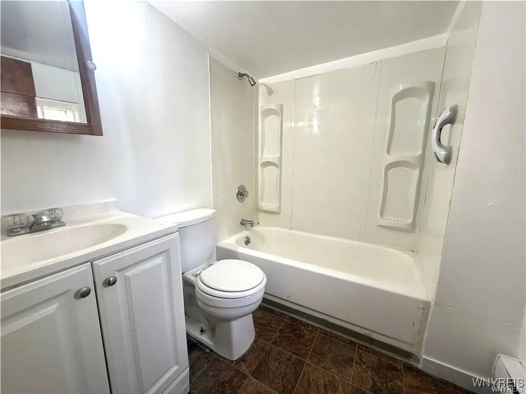 300 Springville Avenue 2, Amherst, New York 14226, Amherst, New York 14226, 1 Bedroom Bedrooms, 4 Rooms Rooms,1 BathroomBathrooms,Residential Lease,For Rent,300 Springville Avenue 2, Amherst, New York 14226,0,B1649881