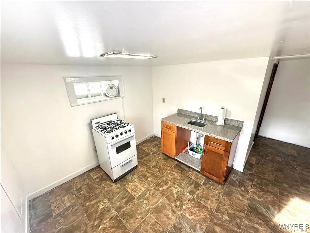 300 Springville Avenue 2, Amherst, New York 14226, Amherst, New York 14226, 1 Bedroom Bedrooms, 4 Rooms Rooms,1 BathroomBathrooms,Residential Lease,For Rent,300 Springville Avenue 2, Amherst, New York 14226,0,B1649881