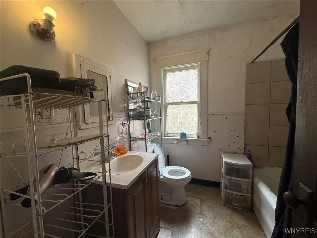 216 Lasalle Avenue, Buffalo, New York 14214, Buffalo, New York 14214, 4 Bedrooms Bedrooms, 6 Rooms Rooms,2 BathroomsBathrooms,Residential,For Sale,216 Lasalle Avenue, Buffalo, New York 14214,0,B1648579