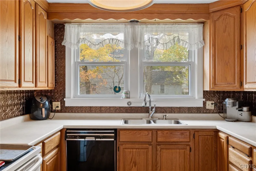 162 Flower Avenue East, Watertown City, New York 1, Watertown City, New York 13601, 4 Bedrooms Bedrooms, 10 Rooms Rooms,1 BathroomBathrooms,Residential,For Sale,162 Flower Avenue East, Watertown City, New York 1,0,S1648395