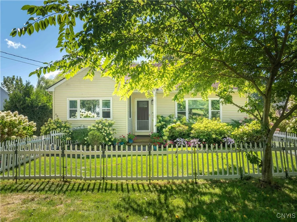 68 Onondaga Street, Skaneateles, New York 13152, Skaneateles, New York 13152, 2 Bedrooms Bedrooms, 8 Rooms Rooms,2 BathroomsBathrooms,Residential Lease,For Rent,68 Onondaga Street, Skaneateles, New York 13152,0,S1649989