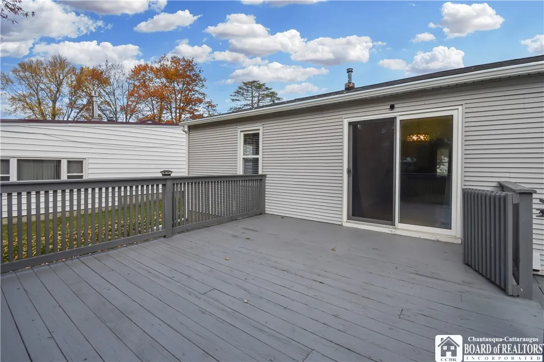 Upper deck with direct access from dining area