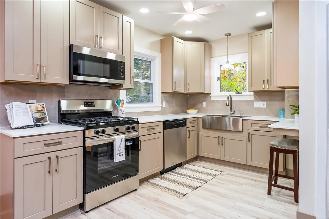 68 Elder Street, Gates, New York 14606, Gates, New York 14606, 3 Bedrooms Bedrooms, 6 Rooms Rooms,1 BathroomBathrooms,Residential,For Sale,68 Elder Street, Gates, New York 14606,0,R1650027