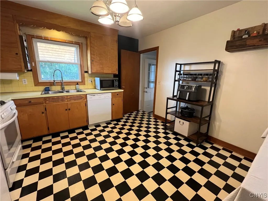 210 Clinton Avenue, Cortland, New York 13045, Cortland, New York 13045, 3 Bedrooms Bedrooms, 5 Rooms Rooms,1 BathroomBathrooms,Residential,For Sale,210 Clinton Avenue, Cortland, New York 13045,0,S1649980