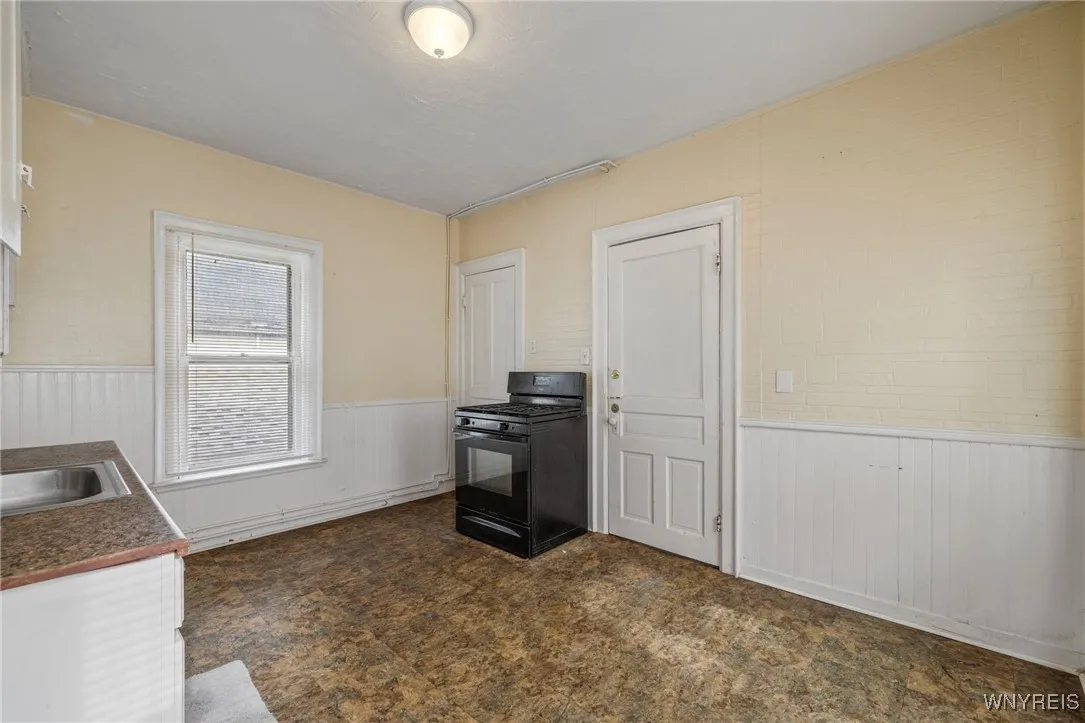 469 Emslie Street, Buffalo, New York 14212, Buffalo, New York 14212, 6 Bedrooms Bedrooms, ,2 BathroomsBathrooms,Residential,For Sale,469 Emslie Street, Buffalo, New York 14212,0,B1650032