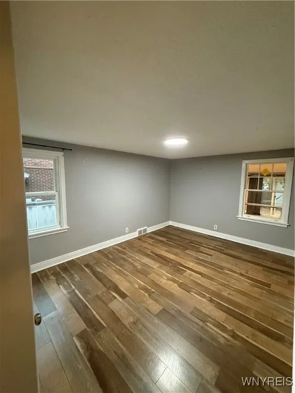 106 East Morris Avenue Lower, Buffalo, New York 14, Buffalo, New York 14214, 2 Bedrooms Bedrooms, 4 Rooms Rooms,1 BathroomBathrooms,Residential Lease,For Rent,106 East Morris Avenue Lower, Buffalo, New York 14,0,B1650035