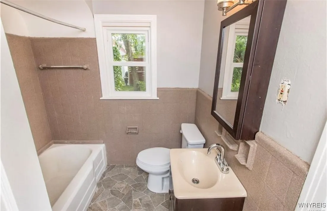 106 East Morris Avenue Lower, Buffalo, New York 14, Buffalo, New York 14214, 2 Bedrooms Bedrooms, 4 Rooms Rooms,1 BathroomBathrooms,Residential Lease,For Rent,106 East Morris Avenue Lower, Buffalo, New York 14,0,B1650035