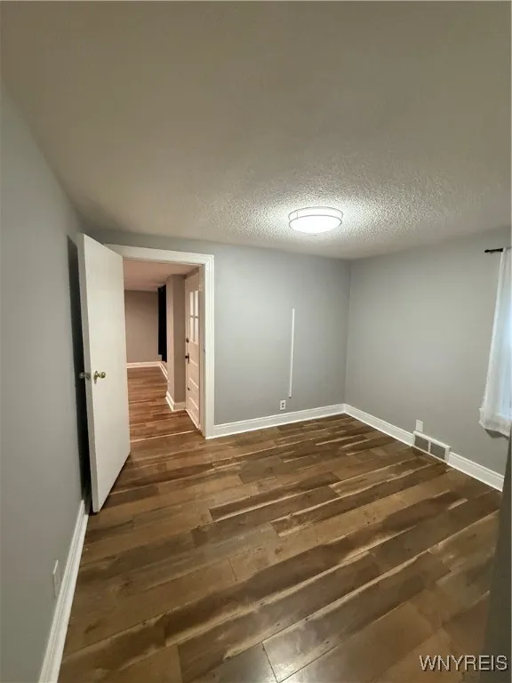 106 East Morris Avenue Lower, Buffalo, New York 14, Buffalo, New York 14214, 2 Bedrooms Bedrooms, 4 Rooms Rooms,1 BathroomBathrooms,Residential Lease,For Rent,106 East Morris Avenue Lower, Buffalo, New York 14,0,B1650035