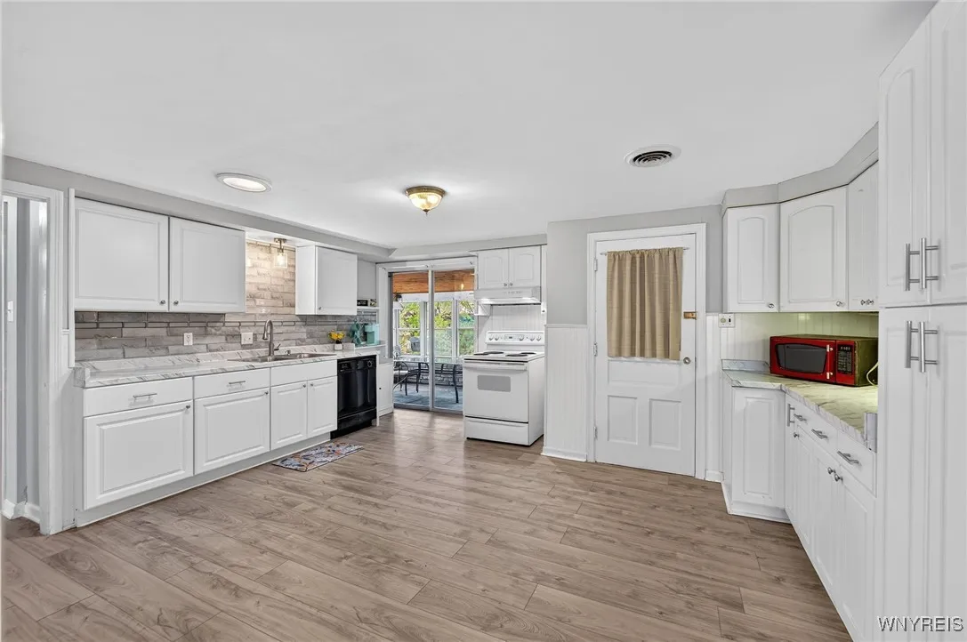 93 Fayette Avenue, Tonawanda, New York 14223, Tonawanda, New York 14223, 4 Bedrooms Bedrooms, 9 Rooms Rooms,2 BathroomsBathrooms,Residential,For Sale,93 Fayette Avenue, Tonawanda, New York 14223,0,B1649962