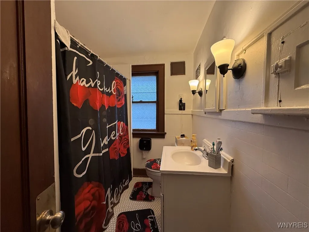 19 Dunlop Avenue, Buffalo, New York 14215, Buffalo, New York 14215, 5 Bedrooms Bedrooms, ,2 BathroomsBathrooms,Residential,Closed,19 Dunlop Avenue, Buffalo, New York 14215,0,B1649187