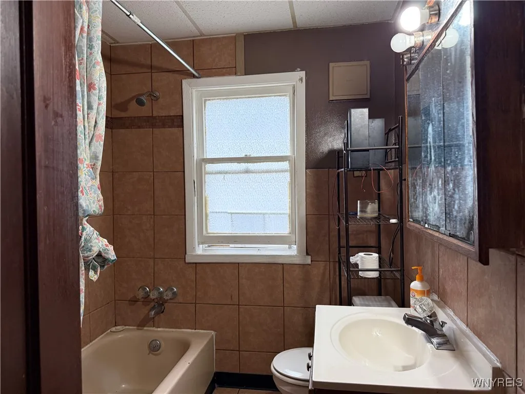 19 Dunlop Avenue, Buffalo, New York 14215, Buffalo, New York 14215, 5 Bedrooms Bedrooms, ,2 BathroomsBathrooms,Residential,Closed,19 Dunlop Avenue, Buffalo, New York 14215,0,B1649187