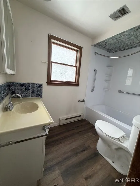 29 Lake Avenue, Hamburg, New York 14219, Hamburg, New York 14219, 1 Bedroom Bedrooms, 4 Rooms Rooms,1 BathroomBathrooms,Residential Lease,For Rent,29 Lake Avenue, Hamburg, New York 14219,0,B1650179