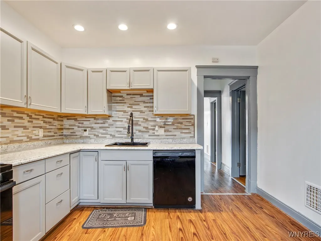 376 Ontario Street, Buffalo, New York 14207, Buffalo, New York 14207, 6 Bedrooms Bedrooms, ,2 BathroomsBathrooms,Residential,For Sale,376 Ontario Street, Buffalo, New York 14207,0,B1649877