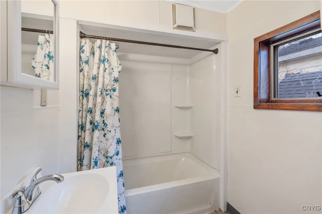 68 Ontario Street, Oswego, New York 13126, Oswego, New York 13126, 3 Bedrooms Bedrooms, 6 Rooms Rooms,1 BathroomBathrooms,Residential Lease,For Rent,68 Ontario Street, Oswego, New York 13126,0,S1650328