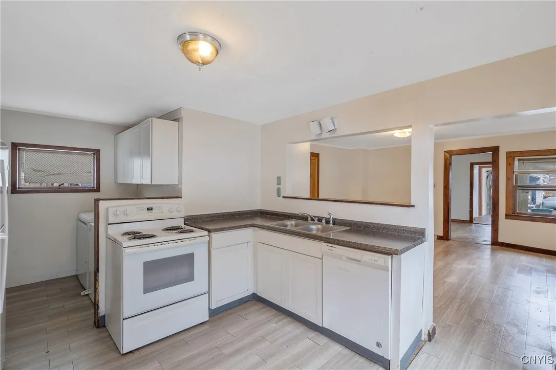 68 Ontario Street, Oswego, New York 13126, Oswego, New York 13126, 3 Bedrooms Bedrooms, 6 Rooms Rooms,1 BathroomBathrooms,Residential Lease,For Rent,68 Ontario Street, Oswego, New York 13126,0,S1650328