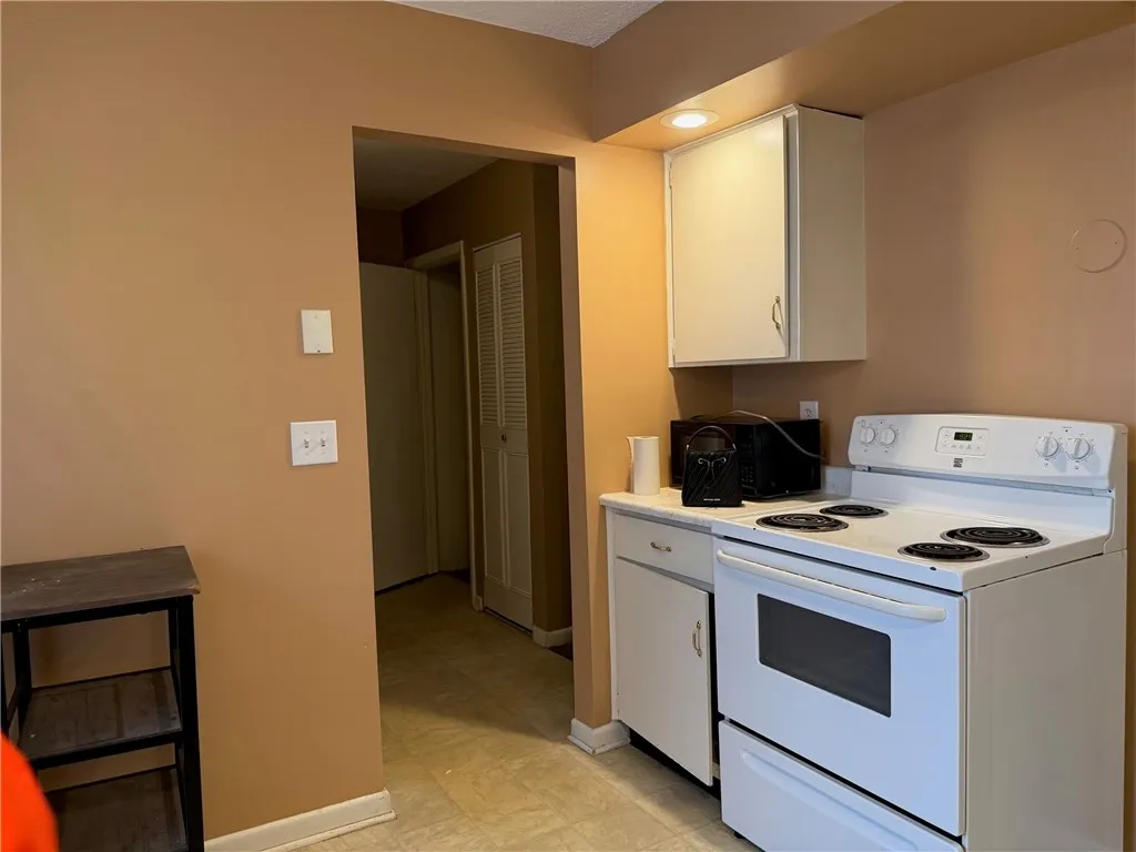 553 French Road, Brighton, New York 14618, Brighton, New York 14618, 2 Bedrooms Bedrooms, 5 Rooms Rooms,1 BathroomBathrooms,Residential Lease,For Rent,553 French Road, Brighton, New York 14618,0,R1650298