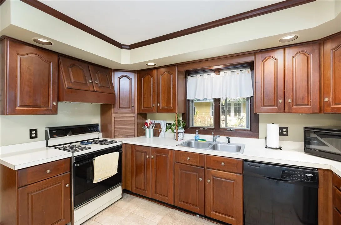 4430 Saint Paul Boulevard, Irondequoit, New York 1, Irondequoit, New York 14617, 5 Bedrooms Bedrooms, 9 Rooms Rooms,2 BathroomsBathrooms,Residential,For Sale,4430 Saint Paul Boulevard, Irondequoit, New York 1,0,R1649727