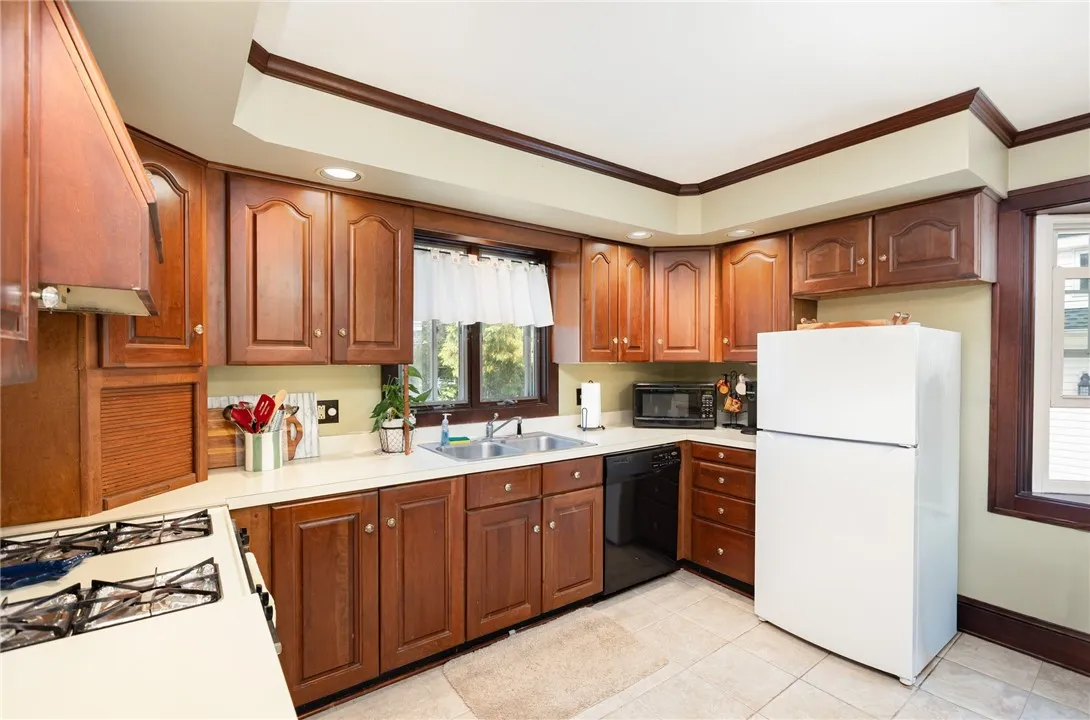 4430 Saint Paul Boulevard, Irondequoit, New York 1, Irondequoit, New York 14617, 5 Bedrooms Bedrooms, 9 Rooms Rooms,2 BathroomsBathrooms,Residential,For Sale,4430 Saint Paul Boulevard, Irondequoit, New York 1,0,R1649727