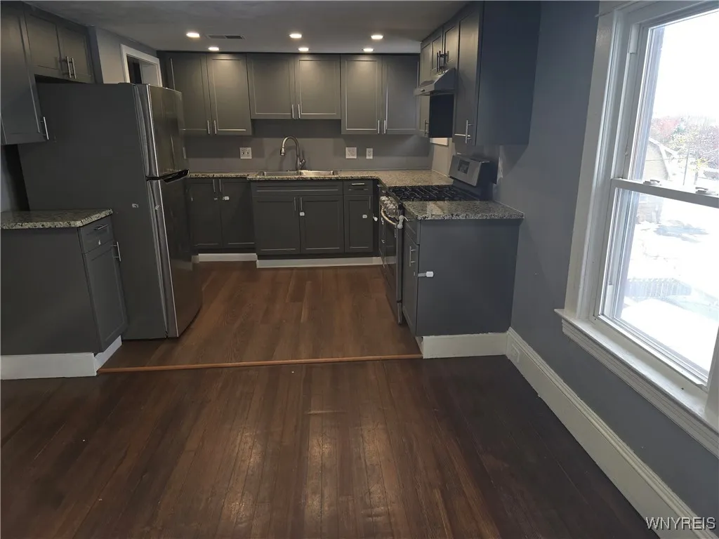 37 Minnesota Avenue 3, Buffalo, New York 14214, Buffalo, New York 14214, 3 Bedrooms Bedrooms, 5 Rooms Rooms,1 BathroomBathrooms,Residential Lease,For Rent,37 Minnesota Avenue 3, Buffalo, New York 14214,0,B1650205