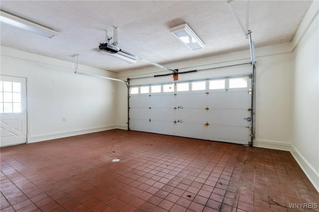 Attached 2car garage