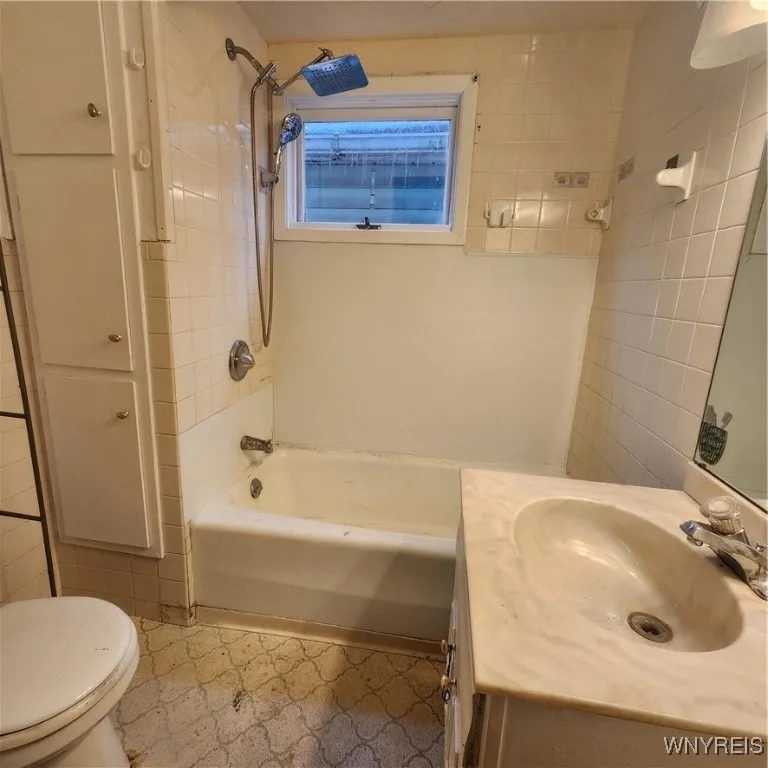 38 Wyandotte Avenue, Buffalo, New York 14207, Buffalo, New York 14207, 4 Bedrooms Bedrooms, 7 Rooms Rooms,1 BathroomBathrooms,Residential,For Sale,38 Wyandotte Avenue, Buffalo, New York 14207,0,B1650428