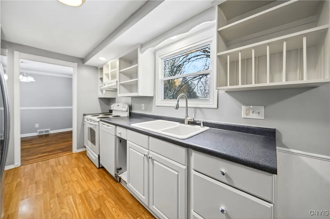 310 Midwood Drive, Salina, New York 13088, Salina, New York 13088, 3 Bedrooms Bedrooms, 9 Rooms Rooms,2 BathroomsBathrooms,Residential Lease,For Rent,310 Midwood Drive, Salina, New York 13088,0,S1650432