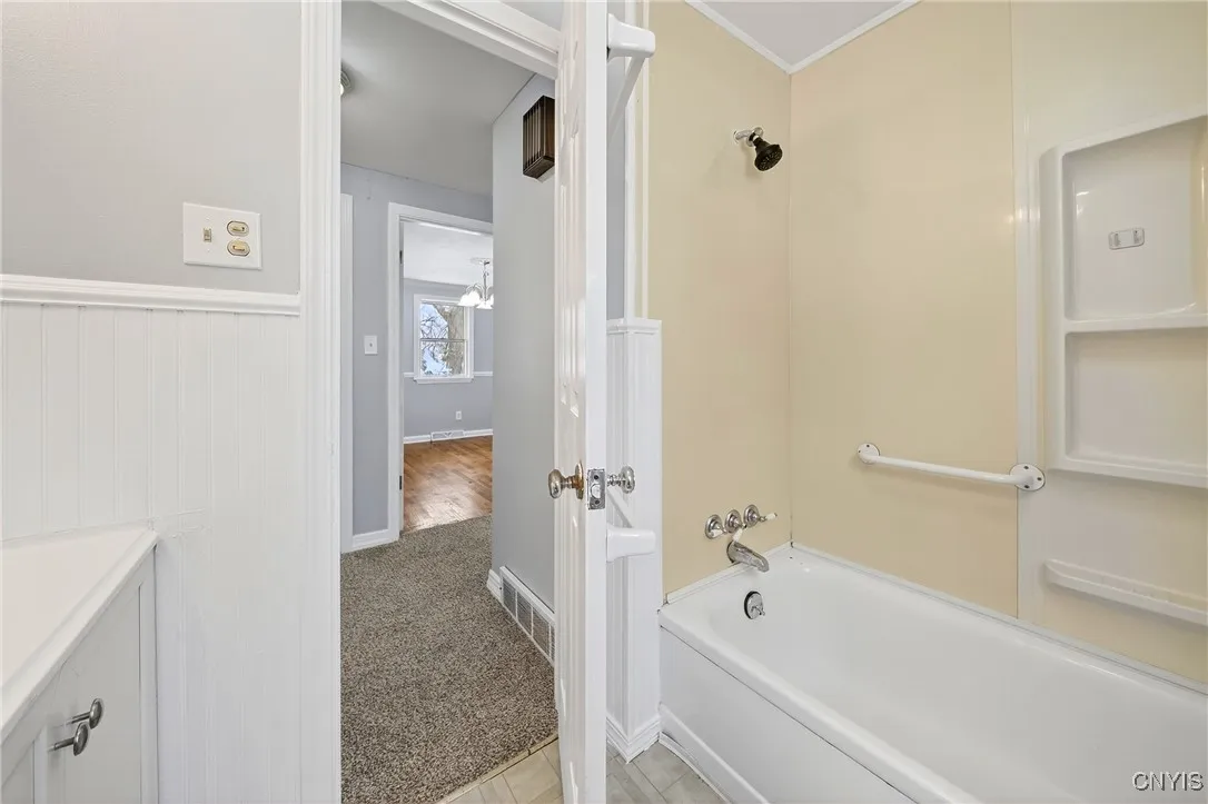 310 Midwood Drive, Salina, New York 13088, Salina, New York 13088, 3 Bedrooms Bedrooms, 9 Rooms Rooms,2 BathroomsBathrooms,Residential Lease,For Rent,310 Midwood Drive, Salina, New York 13088,0,S1650432