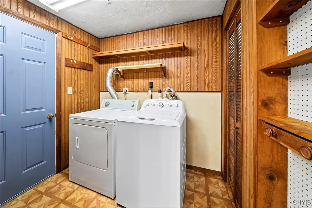 310 Midwood Drive, Salina, New York 13088, Salina, New York 13088, 3 Bedrooms Bedrooms, 9 Rooms Rooms,2 BathroomsBathrooms,Residential Lease,For Rent,310 Midwood Drive, Salina, New York 13088,0,S1650432