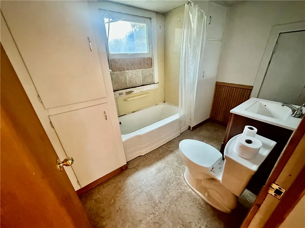 10286 Roosevelt Highway, Yates, New York 14098, Yates, New York 14098, 3 Bedrooms Bedrooms, 7 Rooms Rooms,1 BathroomBathrooms,Residential,For Sale,10286 Roosevelt Highway, Yates, New York 14098,0,R1649165